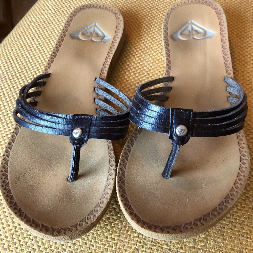 Roxy flip flops.NO SIZE MARKED ON SANDAL.Measures 9 1/2” from toe to heel.